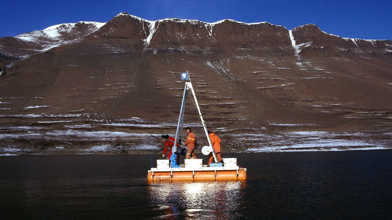 1280px Greenland raft drilling hg