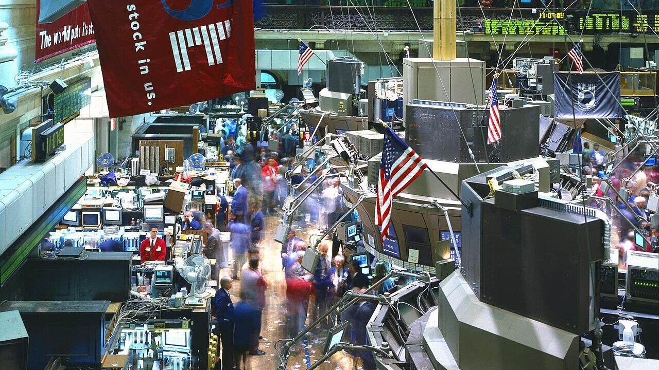 1280px No Known Restrictions Trading Floor%2C New York Stock Exchange %28Highsmith LOC%29 %286718386525%29